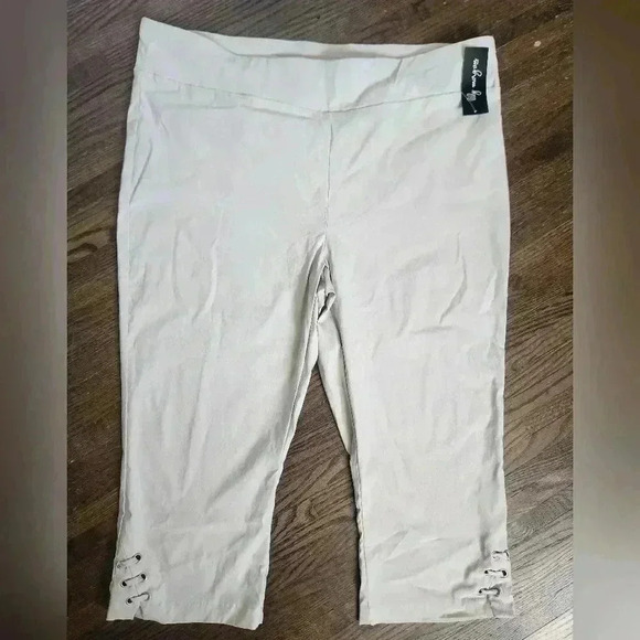 Lily Morgan *NWT Cream Rayon,  Nylon Spandex Blend Capri Size 2x - Picture 1 of 8
